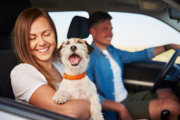 Giovane coppia e il loro cane che viaggiano insieme