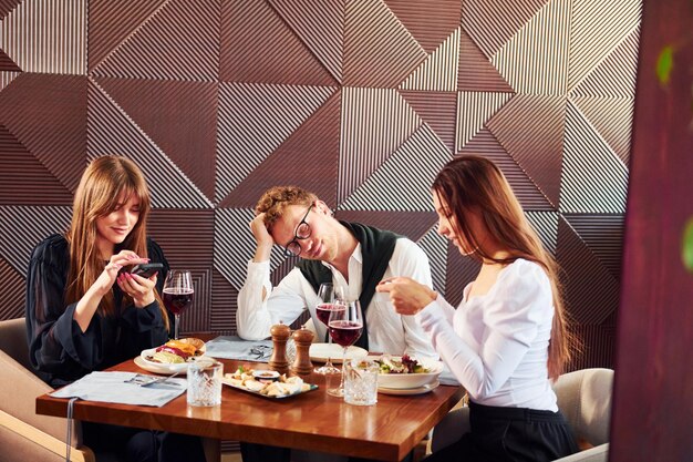 Giovane coppia e madre All'interno del nuovo moderno ristorante di lusso