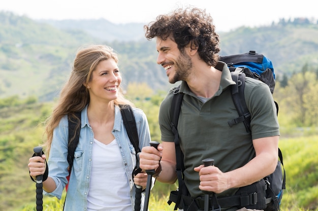 Giovane Coppia Felice Trekking In Campagna