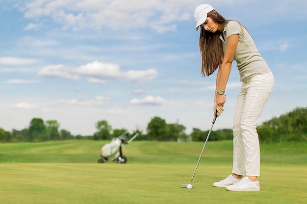 Giovane coppia giocando a golf