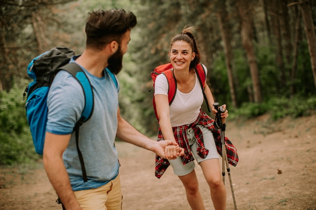 Giovane coppia godendo escursioni nella natura