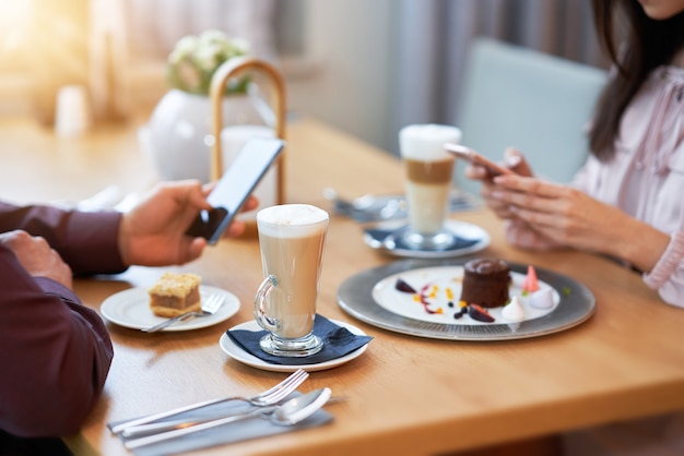 giovane coppia, godere, caffè, e, torta, in, cafe