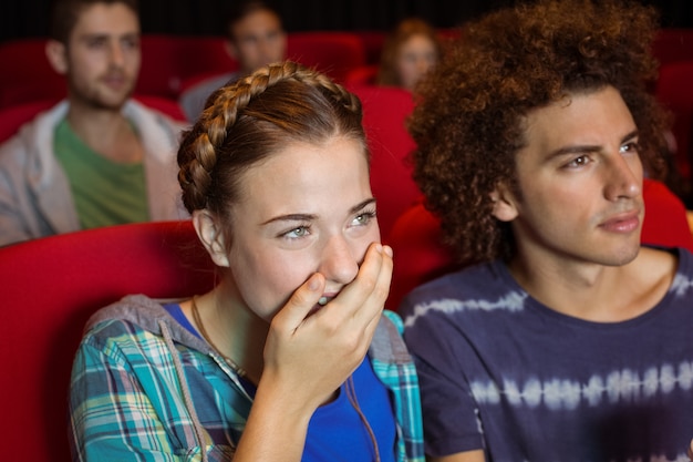 Giovane coppia guardando un film