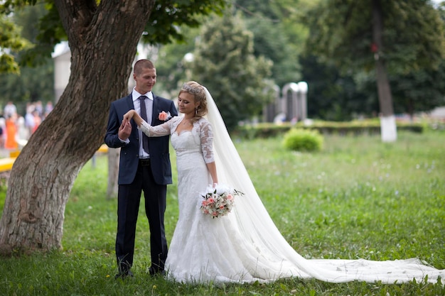 Giovane coppia il giorno del matrimonio 5