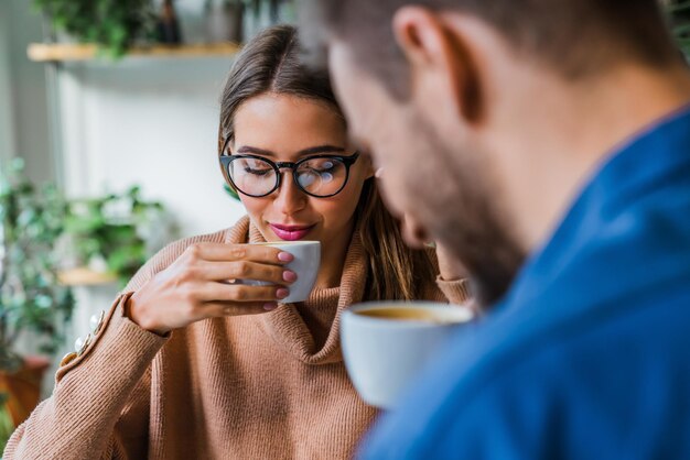 Giovane coppia in casual che bevono un caffè insieme al caffè