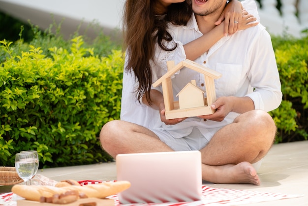 Giovane coppia in programma di acquistare un concetto di casa.