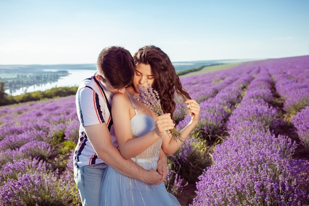 giovane coppia in un campo di lavanda