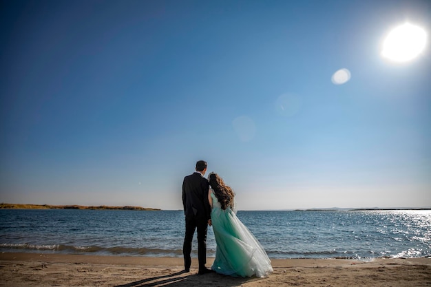 Giovane coppia in una cerimonia di nozze in spiaggia