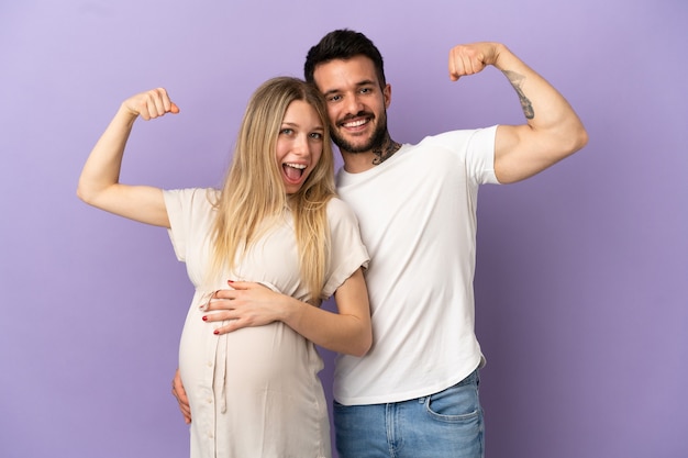 Giovane coppia incinta e facendo un gesto forte