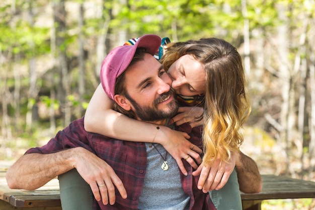 Giovane coppia innamorata che si bacia durante un appuntamento e si abbraccia amorevolmente Amanti insieme al parco Persone e stile di vita