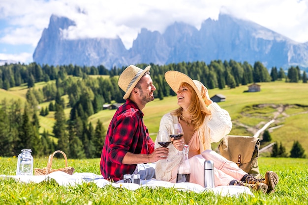 Giovane coppia innamorata facendo picnic visitando le Dolomiti delle Alpi