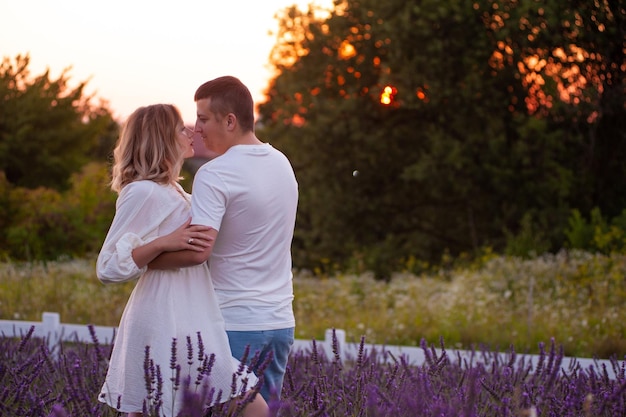 Giovane coppia innamorata sposa e sposo il giorno delle nozze in estate. Goditi un momento di felicità e amore