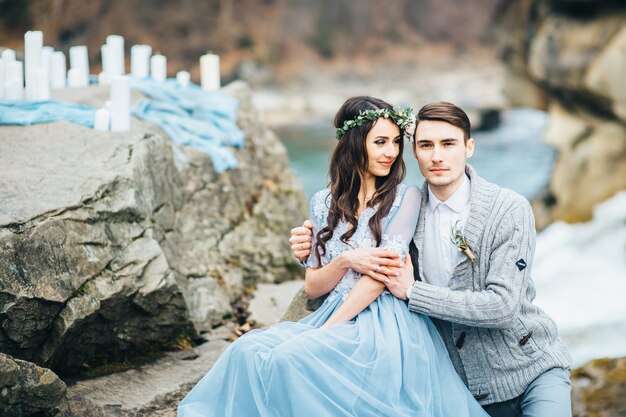 Giovane coppia innamorata su un fiume di montagna nei Carpazi