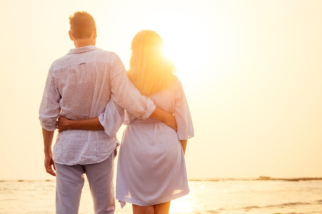 Giovane coppia innamorata sulla spiaggia 14 febbraio San Valentino tramonto Goa India vacanza viaggio viaggio capodanno in un paese tropicale concetto di libertà