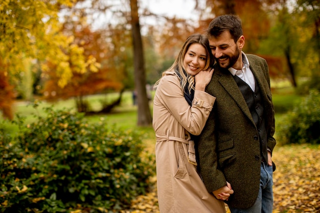 Giovane coppia nel parco d&#39;autunno