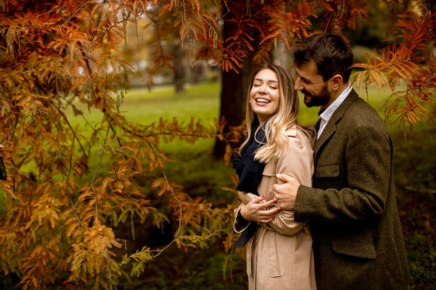 Giovane coppia nel parco d&#39;autunno