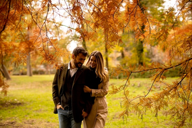 Giovane coppia nel parco d&#39;autunno