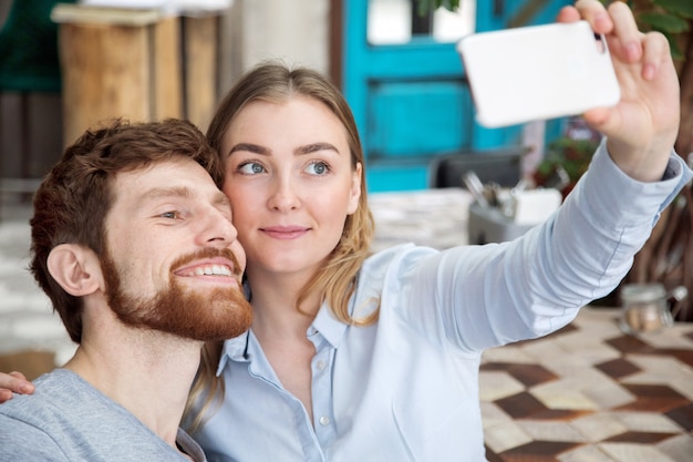 Giovane coppia prendendo selfie