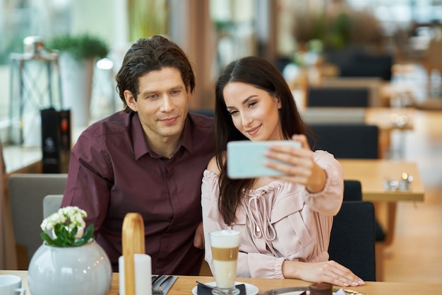 giovane coppia, presa, selfie, in, caffè