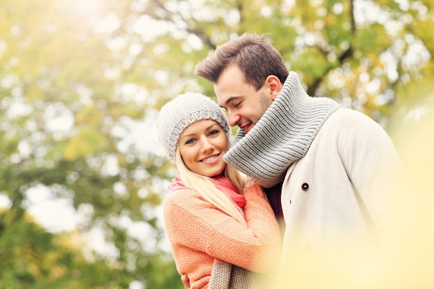 giovane coppia romantica nel parco in autunno