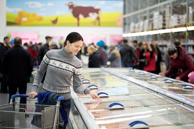 Giovane coppia shopping in un supermercato