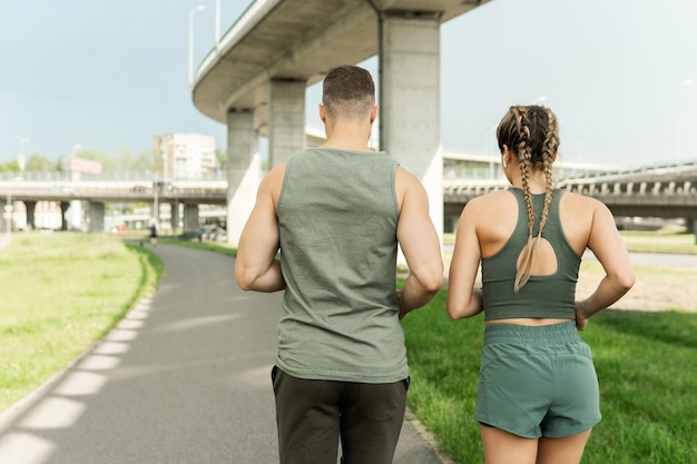 Giovane coppia sportiva durante l'allenamento di jogging sulla strada della città