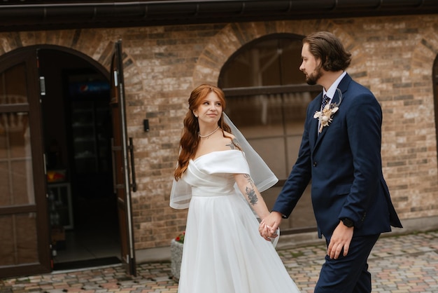 Giovane coppia sposa e sposo in un abito bianco