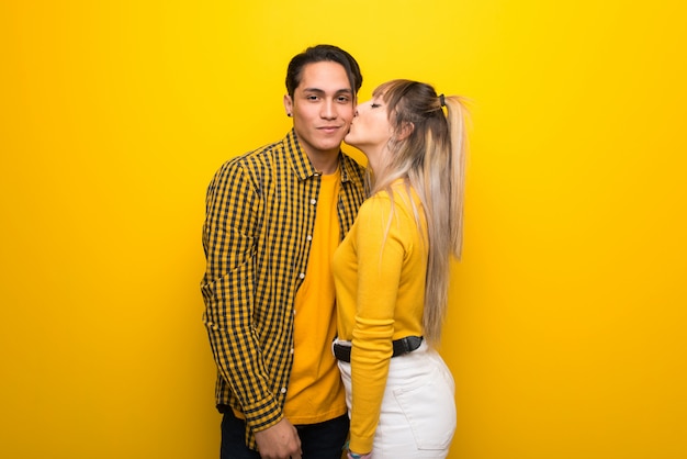 Giovane coppia su sfondo giallo vivace