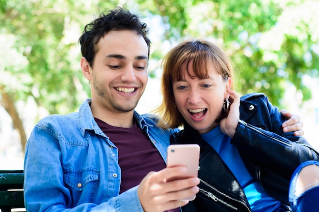 Giovane coppia utilizzando l'applicazione su smartphone