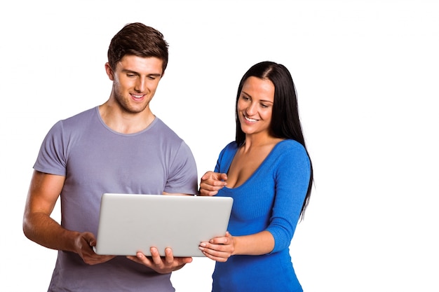 Giovane coppia utilizzando un computer portatile