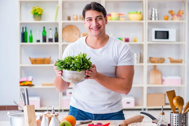 Giovane cuoco maschio che lavora in cucina