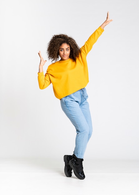 Giovane dancing afroamericano della donna sul bianco isolato