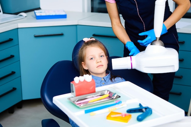 Giovane dentista femminile che lavora nel suo ufficio