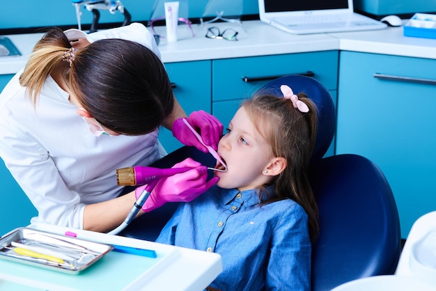 Giovane dentista femminile che lavora nel suo ufficio