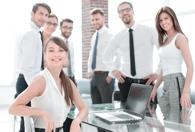 Giovane dipendente e team aziendale sul posto di lavoro