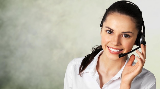 Giovane dipendente femminile del call center sulla luce