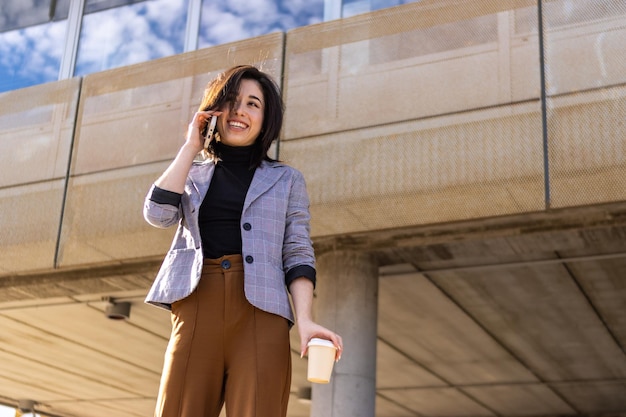 Giovane dirigente aziendale femminile latino che parla sul cellulare