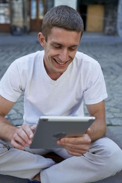 Giovane dirigente maschio serio che utilizza tablet digitale