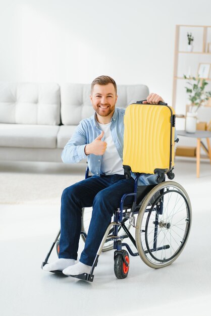 Giovane disabile che si prepara per le vacanze estive