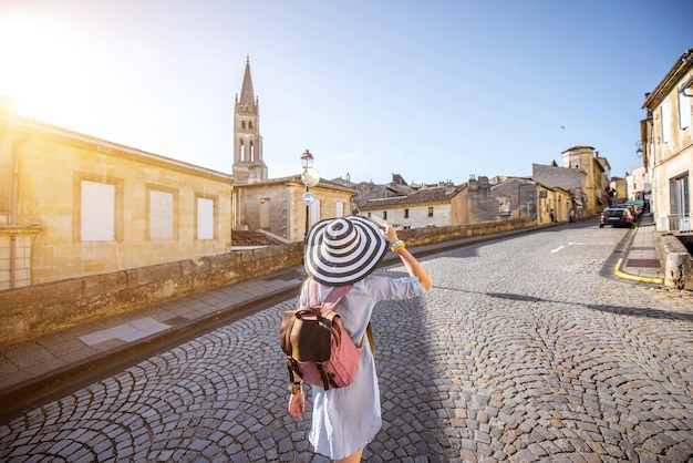 Giovane donna a piedi turista vecchia strada presso il famoso villaggio di Saint Emilion nella regione di Bordeaux in France