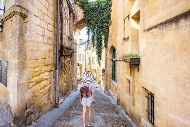 Giovane donna a piedi turista vecchia strada presso il famoso villaggio di Saint Emilion nella regione di Bordeaux in France