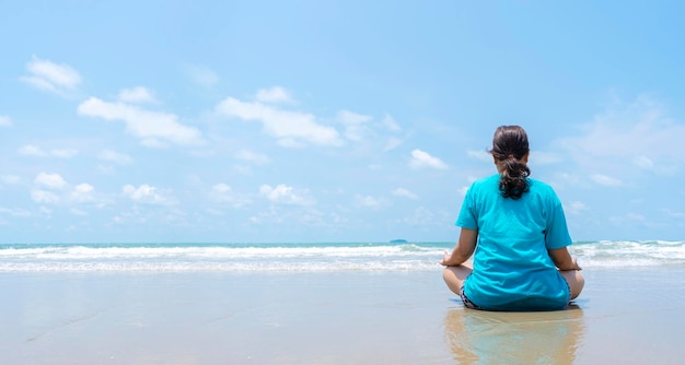 Giovane donna a praticare yoga all'aperto