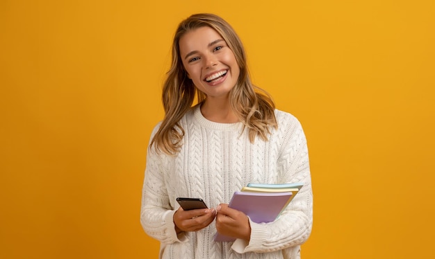 Giovane donna abbastanza bionda sorridente con l'educazione felice dei libri