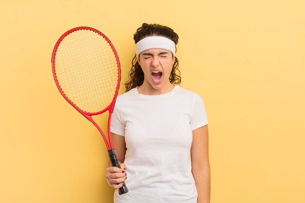 Giovane donna abbastanza ispanica che grida in modo aggressivo concetto di tennis molto arrabbiato