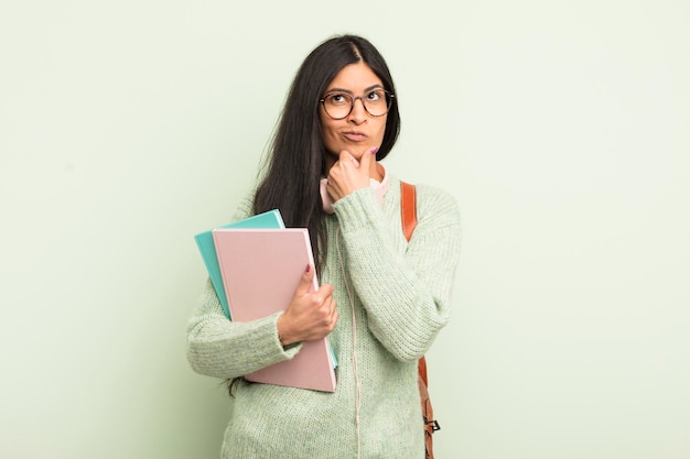 Giovane donna abbastanza ispanica che pensa al concetto di studente dubbioso e confuso