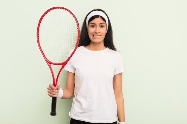 Giovane donna abbastanza ispanica che sembra concetto di tennis perplesso e confuso