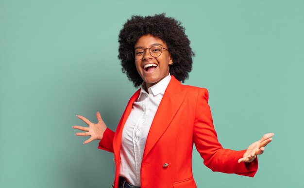 Giovane donna abbastanza nera espressiva che gesturing