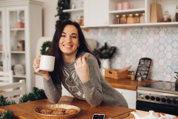 Giovane donna accogliente che celebra il Natale