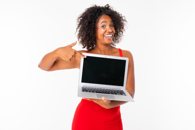 Giovane donna africana che mostra lo schermo del computer portatile con il modello su fondo bianco