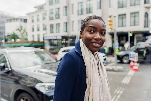 Giovane donna africana urbana che cammina nella città